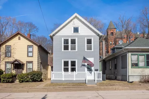 207 Wisconsin Ave, East Dubuque, IL 61025