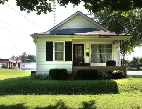523 N Warren Ave, Freeport, IL 61032