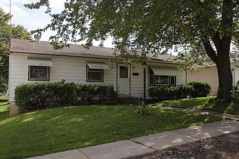 705 N Warren Ave, Freeport, IL 61032