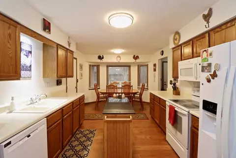 9807 Double Ditch Cir, Roscoe, IL 61073 photo 4