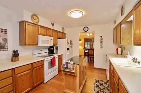 9807 Double Ditch Cir, Roscoe, IL 61073 photo 6