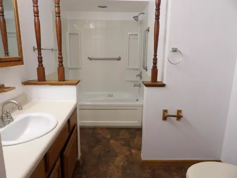 Bath - 2015 Bedford Dr, Freeport, IL 61032 photo 1 of 1