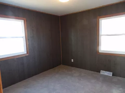 Bedroom - 2015 Bedford Dr, Freeport, IL 61032 photo 3 of 3