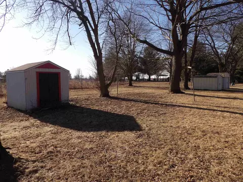 Exterior - 2015 Bedford Dr, Freeport, IL 61032 photo 2 of 2