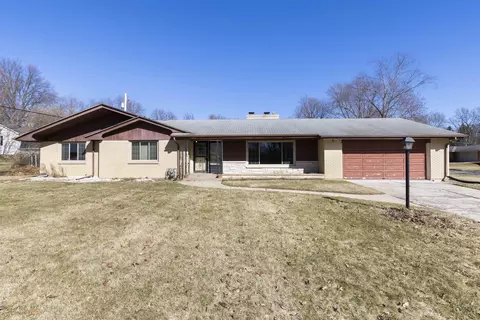 1003 Roxbury Rd, Rockford, IL 61107
