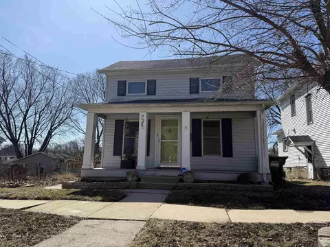 725 W Ordway St, Freeport, IL 61032