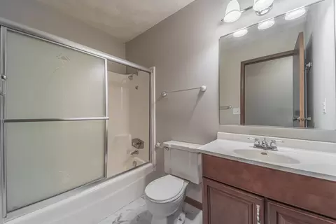 Bath - 602 Kiwanis Ct, Freeport, IL 61032 photo 2 of 2
