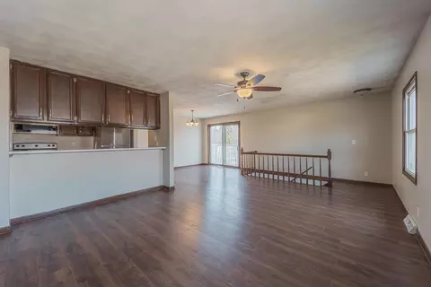 Living - 602 Kiwanis Ct, Freeport, IL 61032 photo 3 of 3