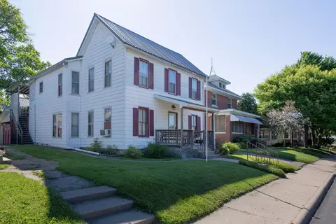 30 3rd St, Savanna, IL 61074