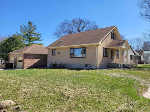 239 N Fairview Ave, Freeport, IL 61032