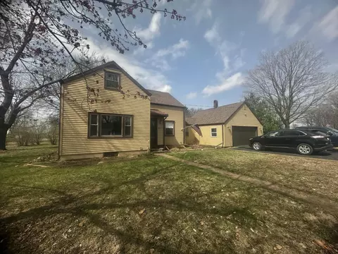Exterior - 301 4th St E, Lyndon, IL 61261 photo 3 of 5