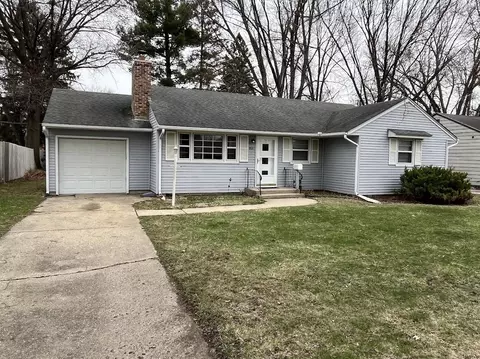 925 Stratford Ave, Rockford, IL 61107
