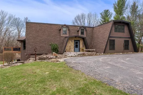 8325 E Crockett Rd, Roscoe, IL 61073 photo 2