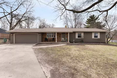 5569 Grove St, Roscoe, IL 61073