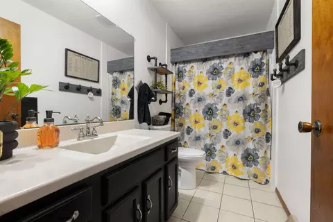 Bath - 5569 Grove St, Roscoe, IL 61073 photo 3 of 3