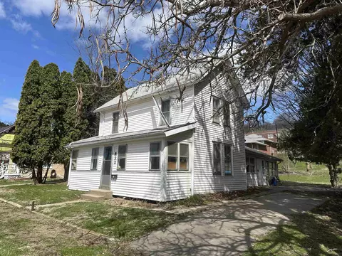 832 Bowen, Savanna, IL 61074