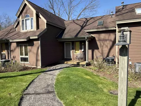 102 Walnut Hill Dr, Galena, IL 61036