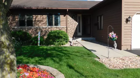 511 N Fairway Dr, Lena, IL 61048
