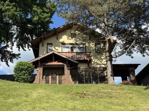 318 N 4th St, Savanna, IL 61074