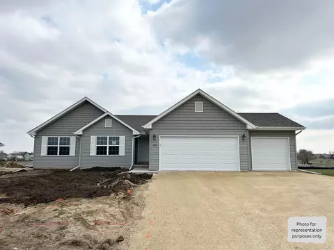 201 Autumnwood Ln, Davis Junction, IL 61020