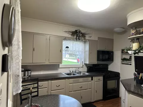 802 E Middle, Mount Carroll, IL 61053 photo 3