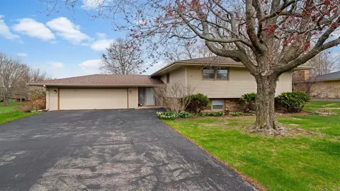 8110 Cloverdale Ln, Rockford, IL 61107