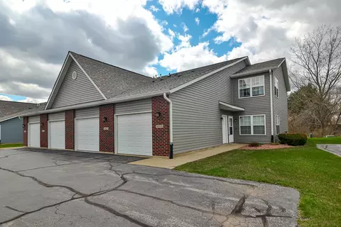 6315 Oak Crest Ln, Loves Park, IL 61111