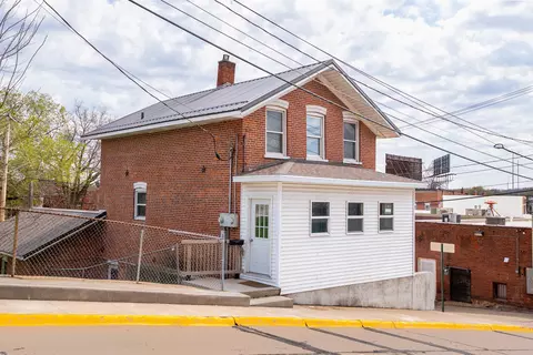 120 Montgomery Ave, East Dubuque, IL 61025