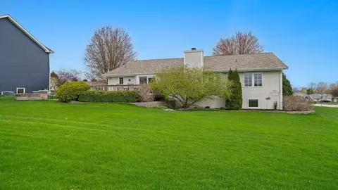 Exterior - 372 Ivyleaf Ct, Roscoe, IL 61073 photo 9 of 12