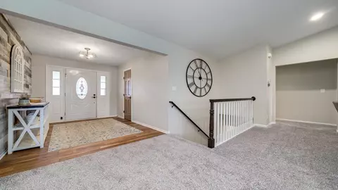 Entry Way - 372 Ivyleaf Ct, Roscoe, IL 61073 photo 3 of 4