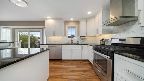 Kitchen - 372 Ivyleaf Ct, Roscoe, IL 61073 photo 4 of 6