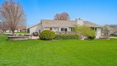 Exterior - 372 Ivyleaf Ct, Roscoe, IL 61073 photo 8 of 12
