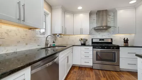 Kitchen - 372 Ivyleaf Ct, Roscoe, IL 61073 photo 6 of 6