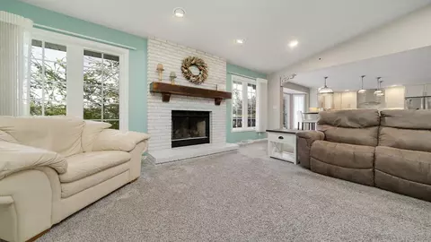 Living - 372 Ivyleaf Ct, Roscoe, IL 61073 photo 2 of 3