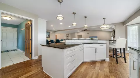 Kitchen - 372 Ivyleaf Ct, Roscoe, IL 61073 photo 5 of 6