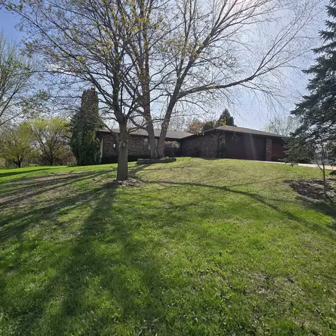 3027 W Greenfield Dr, Freeport, IL 61032