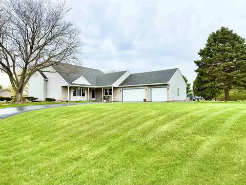 4365 Waterboro Ln, Roscoe, IL 61073