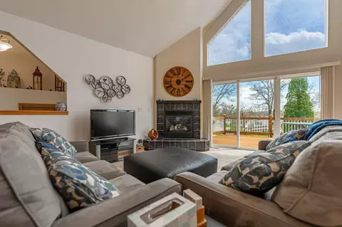 Living - 1504 Pier Dr, Lake Summerset, IL 61019 photo 2 of 4