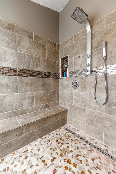 Bath - 1504 Pier Dr, Lake Summerset, IL 61019 photo 2 of 4