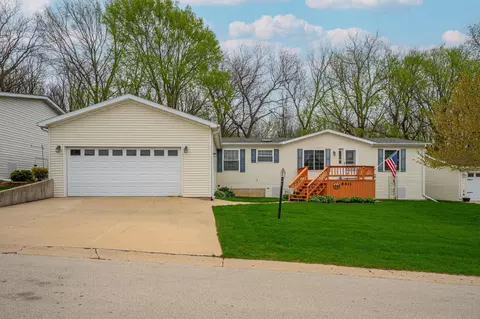 8411 Hickory Tree Dr, Machesney Park, IL 61115