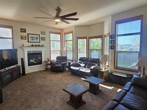 Living - 615 Biscayne Pl, Roscoe, IL 61073 photo 2 of 5
