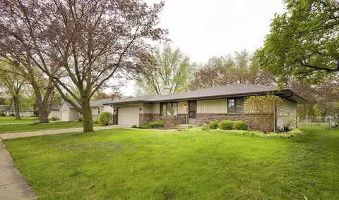 1305 Fieldcrest Dr, Rockford, IL 61108