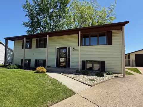 8301 Farnham Dr, Machesney Park, IL 61115