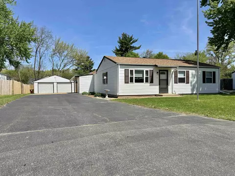 1114 Emerald Ln, Machesney Park, IL 61115