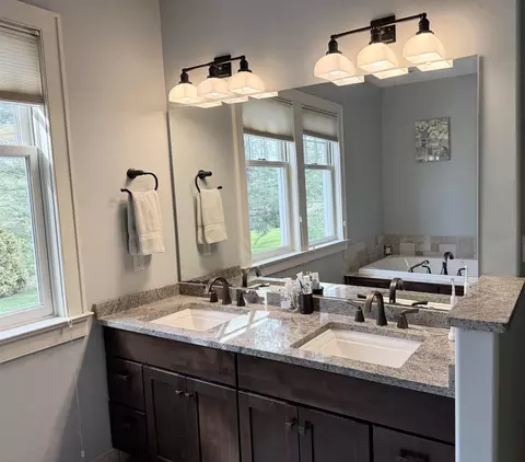 Bath - 7432 Timber Ridge Rd, Roscoe, IL 61073 photo 2 of 4
