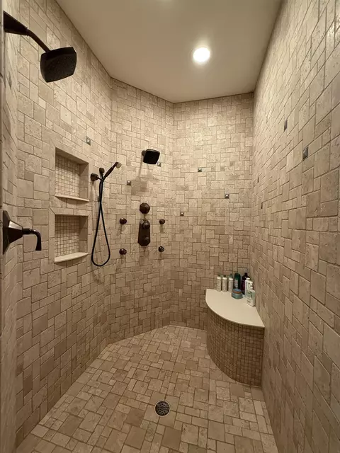 Bath - 7432 Timber Ridge Rd, Roscoe, IL 61073 photo 1 of 4