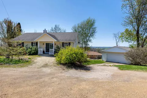 315 N Ash St, Elizabeth, IL 61028
