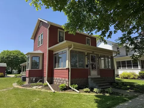 208 S Broad St, Lanark, IL 61046