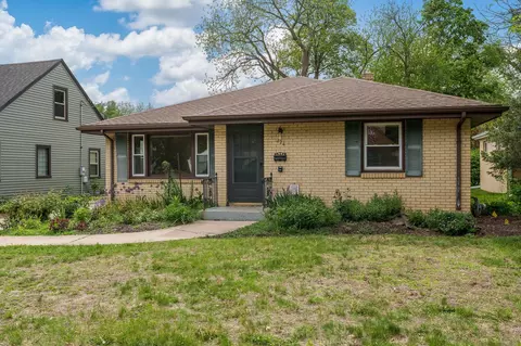 426 N Oak Knolls Ave, Rockford, IL 61107