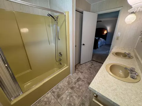 Bath - 4976 Pheasant Dr, Thomson, IL 61285 photo 2 of 5
